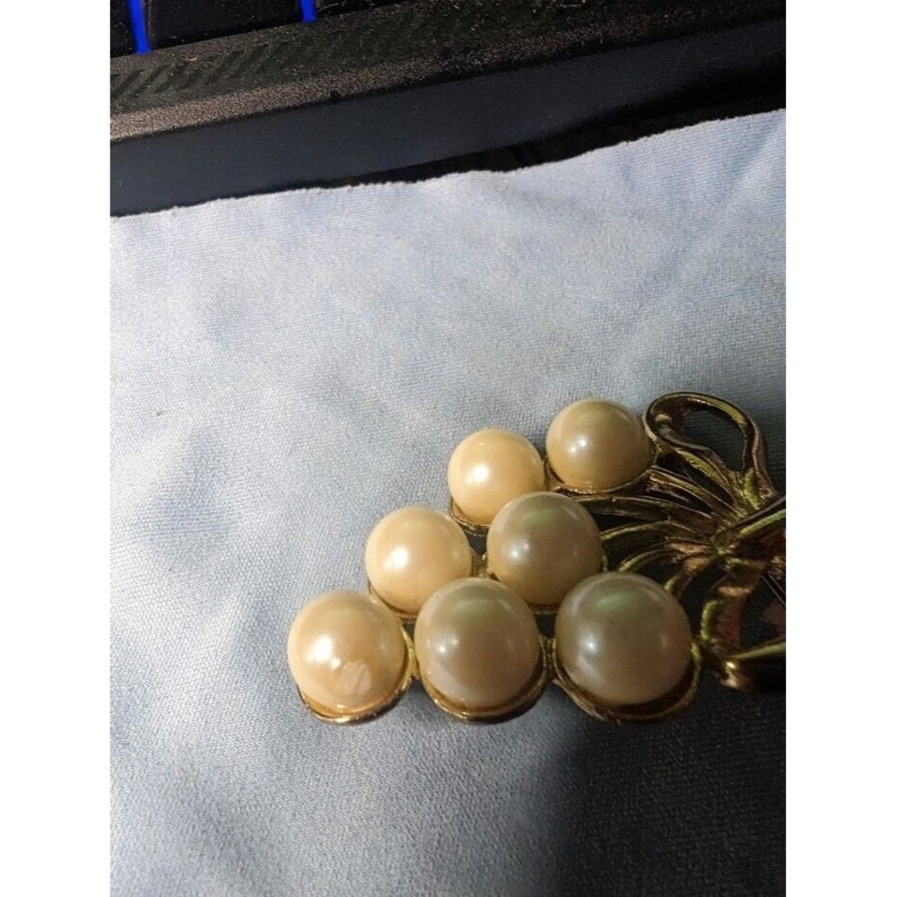 Vintage Gold Tone Faux Pearl Cluster Brooch Pin 2" Bunch of Grapes Bow - Picture 7 of 7